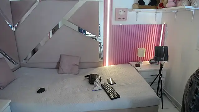 oblivionlove online show from May 19, 2026, 9:22 pm