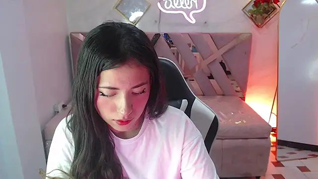 Snapshot of Chloe_Brownn_v chatting on October 4, 2025, 8:10 pm Chloe Brownn v online show from October 4, 2025, 8:10 pm