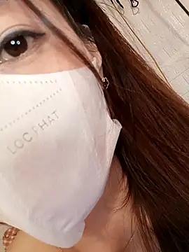 zuzuuLy online show from November 3, 2025, 6:22 pm