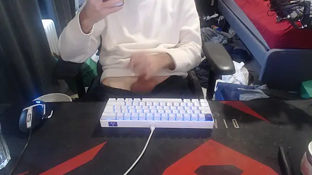 Snapshot of geil20CM2 chatting on November 9, 2025, 3:05 pm geil20CM2 online show from November 9, 2025, 3:05 pm