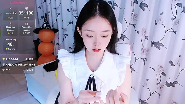 Niannian- online show from November 9, 2025, 12:31 pm