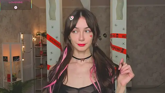 ReneeLippeatt online show from October 31, 2025, 7:43 pm