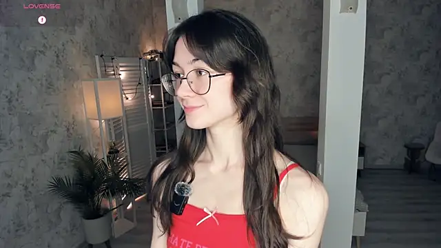 ReneeLippeatt online show from November 16, 2025, 7:40 pm