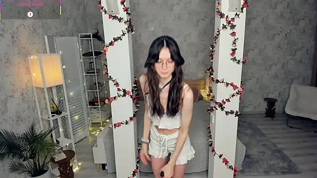 ReneeLippeatt online show from February 15, 2026, 7:13 pm