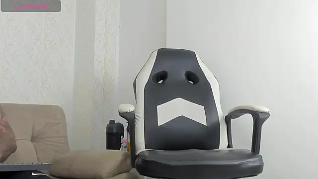 MaximoHall86 online show from October 2, 2025, 12:52 pm