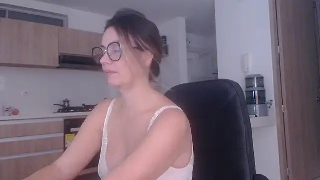 Snapshot of LovePaula chatting on June 28, 2026, 12:28 am LovePaula online show from June 28, 2026, 12:28 am