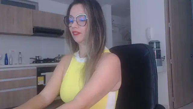Snapshot of LovePaula chatting on June 2, 2026, 11:43 am LovePaula online show from June 2, 2026, 11:43 am