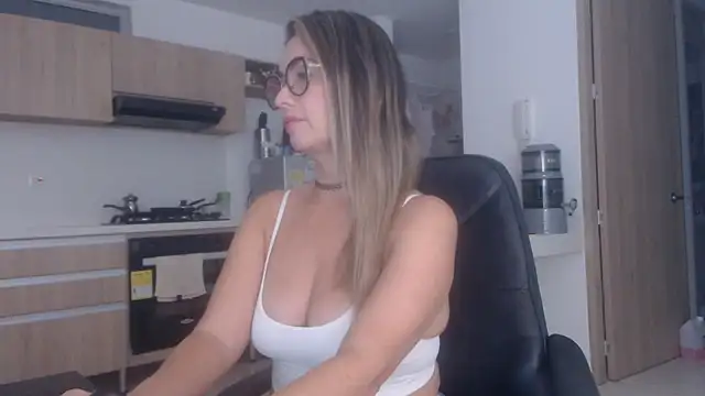 LovePaula online show from December 22, 2025, 10:54 pm