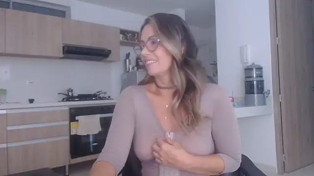 LovePaula online show from November 30, 2025, 12:17 pm