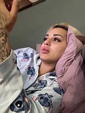 Giullyaxx online show from September 30, 2025, 8:48 pm