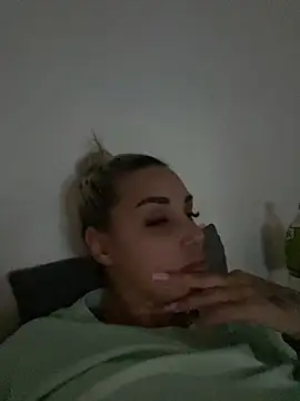 Giullyaxx online show from October 15, 2025, 4:59 pm