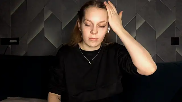 FoxLina online show from October 20, 2025, 7:36 pm