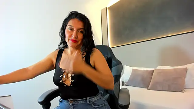 zoee zi online show from October 18, 2025, 7:16 pm