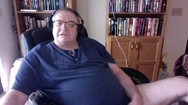 Vinyl22xh online show from June 10, 2026, 8:10 pm