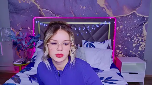 KellyHayden online show from October 3, 2025, 10:17 am