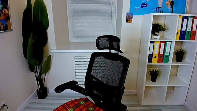 LeoMooree online show from October 20, 2025, 4:07 pm