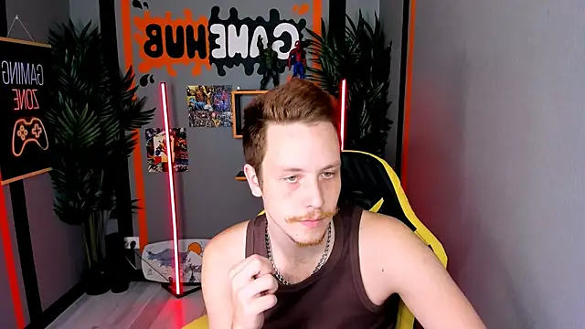 LeoMooree online show from October 27, 2025, 3:35 pm