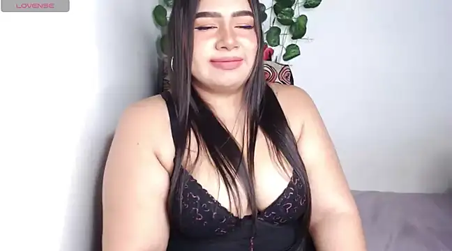 vivianepierss online show from February 26, 2025, 7:55 am