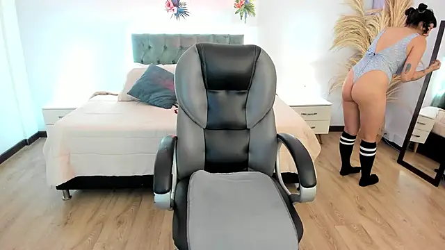 Antonela vargas online show from November 6, 2025, 12:09 pm