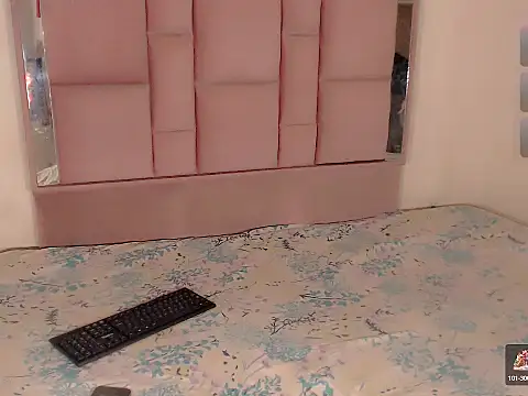 roxanawillts online show from October 18, 2025, 4:58 am