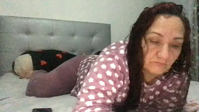 paula19800 online show from October 28, 2025, 9:41 am