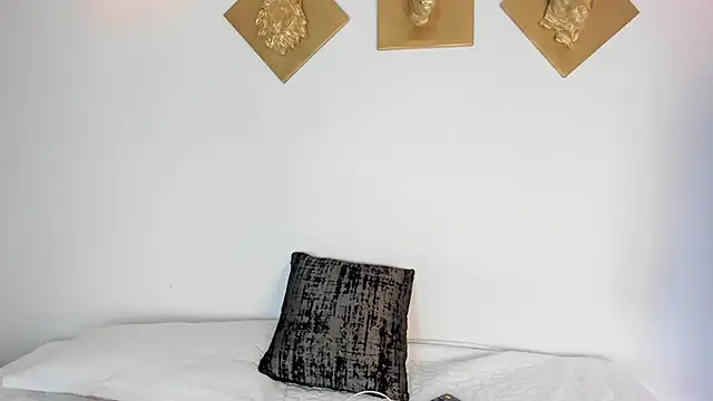 CharlottePetitte online show from November 28, 2025, 8:20 pm