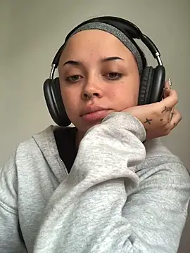 NaiaWhisper online show from September 30, 2025, 2:34 pm