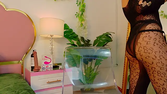 NaiaWhisper online show from October 16, 2025, 5:05 am