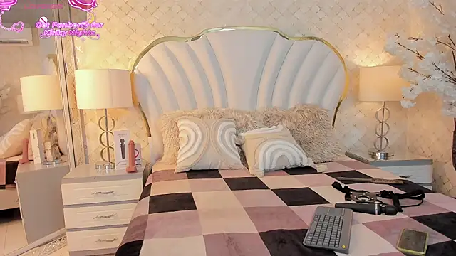 NaiaWhisper online show from December 21, 2025, 4:25 am