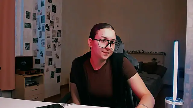 raviolly046 online show from November 13, 2025, 9:02 am