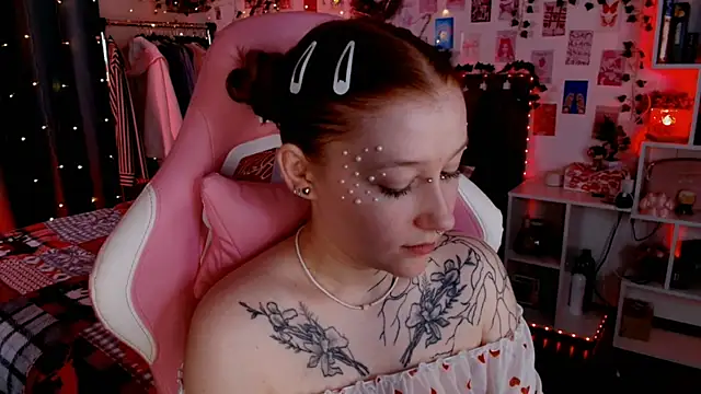 Ayla Hicks online show from December 1, 2025, 8:42 pm