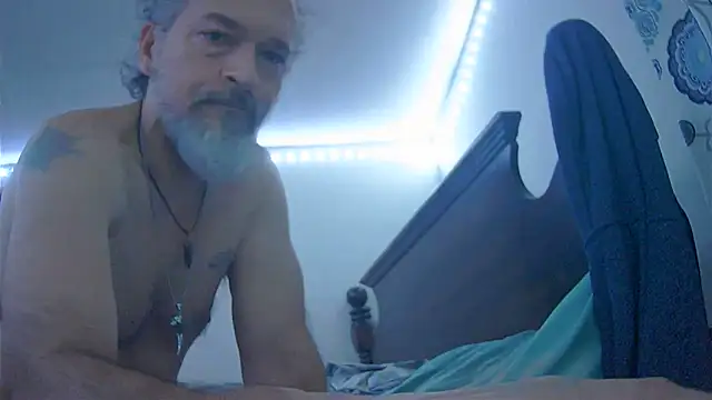 Snapshot of HippieDad333 chatting on December 18, 2025, 5:23 am HippieDad333 online show from December 18, 2025, 5:23 am