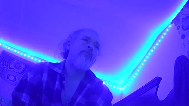 Snapshot of HippieDad333 chatting on December 21, 2025, 1:30 am HippieDad333 online show from December 21, 2025, 1:30 am