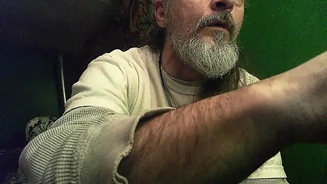 Snapshot of HippieDad333 chatting on January 5, 2026, 11:19 pm HippieDad333 online show from January 5, 2026, 11:19 pm