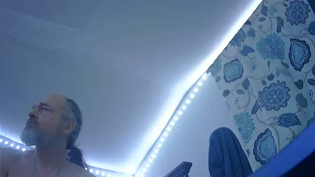 Snapshot of HippieDad333 chatting on December 19, 2025, 11:07 pm HippieDad333 online show from December 19, 2025, 11:07 pm