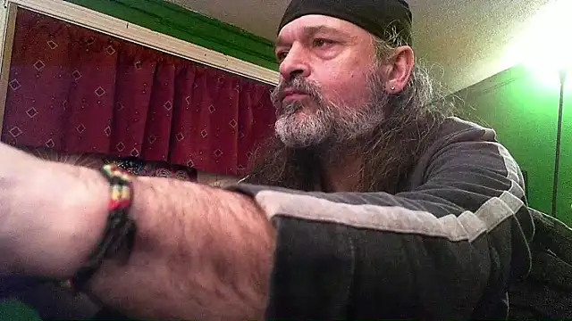 Snapshot of HippieDad333 chatting on March 25, 2026, 2:44 am HippieDad333 online show from March 25, 2026, 2:44 am