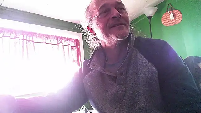 Snapshot of HippieDad333 chatting on January 31, 2026, 7:12 pm HippieDad333 online show from January 31, 2026, 7:12 pm