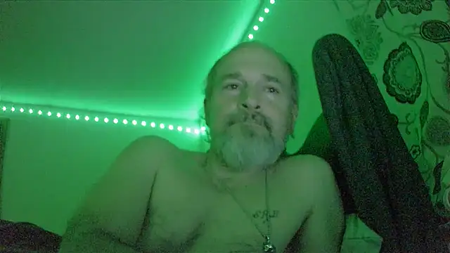 Snapshot of HippieDad333 chatting on December 18, 2025, 11:08 pm HippieDad333 online show from December 18, 2025, 11:08 pm