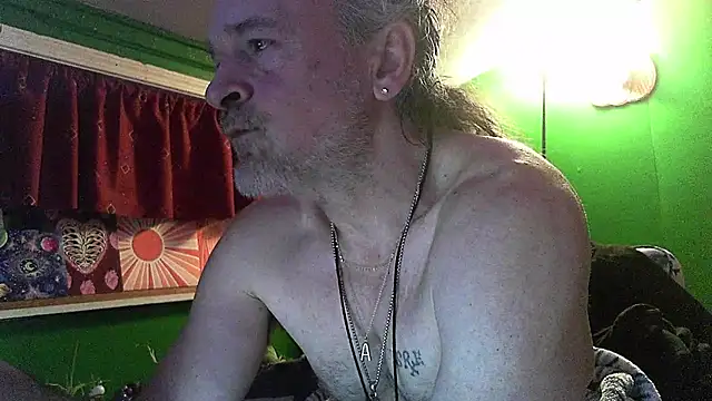 Snapshot of HippieDad333 chatting on February 6, 2026, 2:40 am HippieDad333 online show from February 6, 2026, 2:40 am