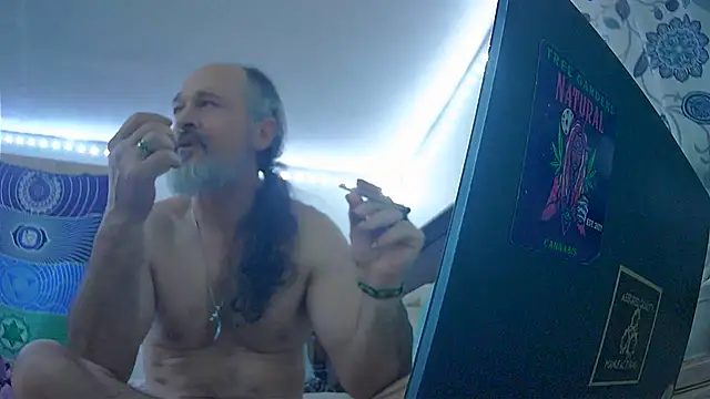 Snapshot of HippieDad333 chatting on December 23, 2025, 12:43 am HippieDad333 online show from December 23, 2025, 12:43 am