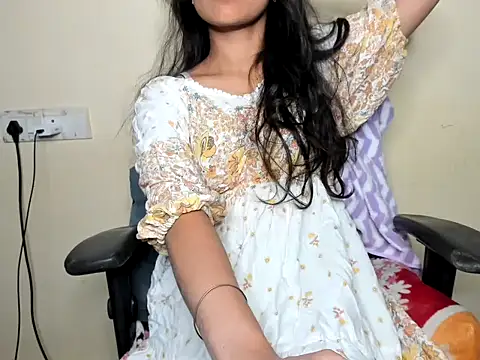 Queen-Bee143 online show from April 21, 2026, 6:25 pm