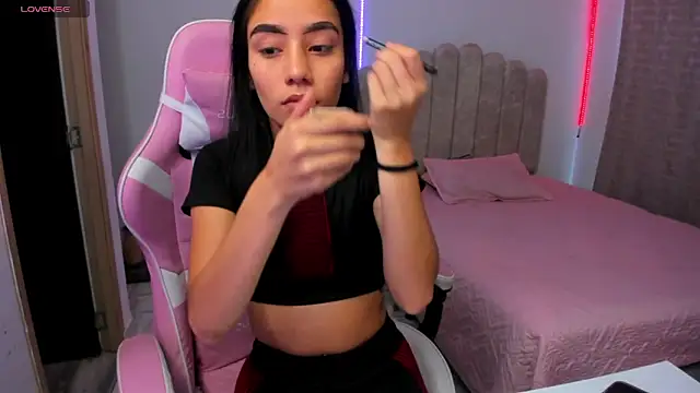 ISABELFORYOU1 online show from October 2, 2025, 9:51 pm