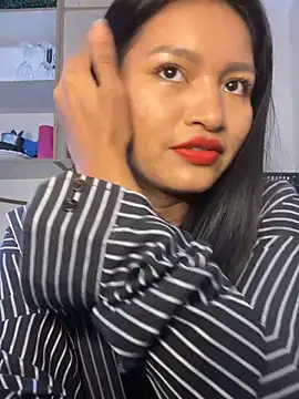 fenixzara online show from November 22, 2025, 7:35 pm