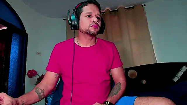 LucasGaeel online show from November 18, 2025, 8:45 pm