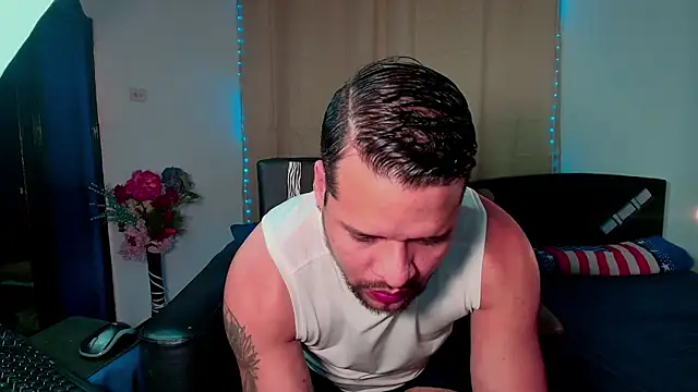 LucasGaeel online show from December 14, 2025, 11:43 pm