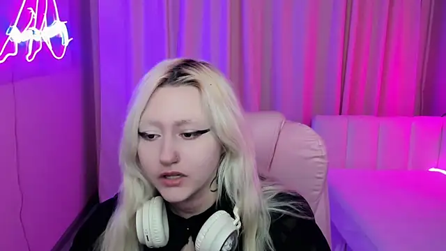 JuliaSharkk online show from October 1, 2025, 8:57 pm