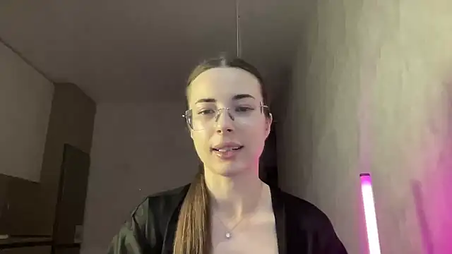 Snapshot of Feynelle chatting on October 23, 2025, 9:02 pm Feynelle online show from October 23, 2025, 9:02 pm