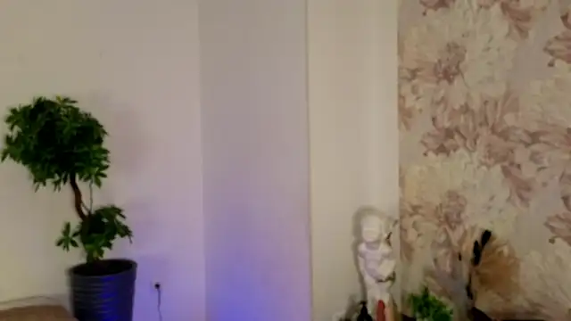 MilaYumi online show from November 30, 2025, 5:08 am