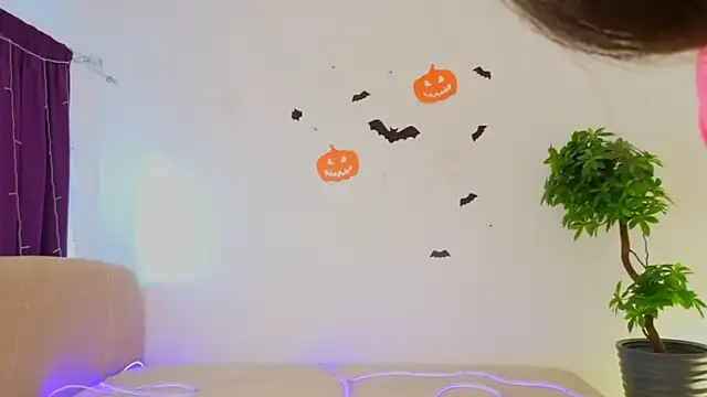 MilaYumi online show from November 16, 2025, 5:34 am