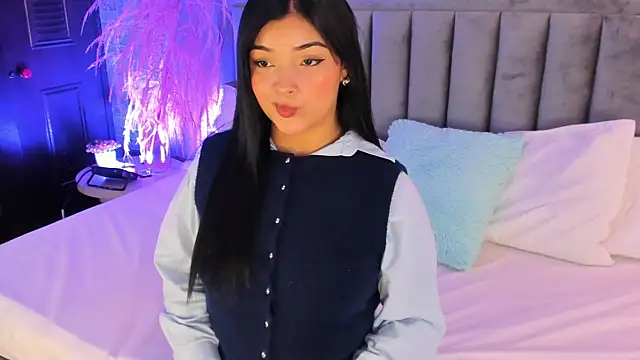 EmmaBlossom online show from November 12, 2025, 7:40 pm